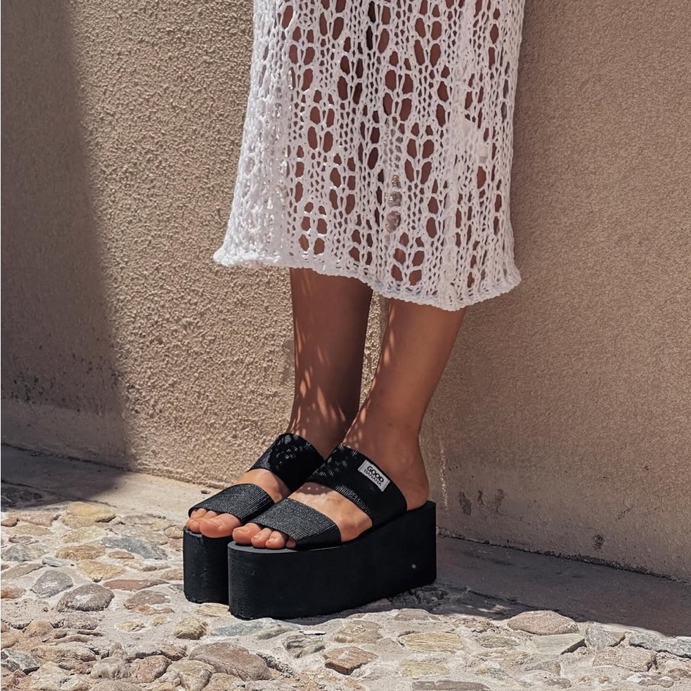 Beach Black Platform Sandals!!
Water resistant